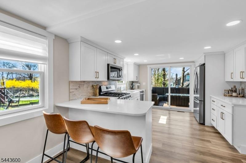 Granite counters, gas cooking