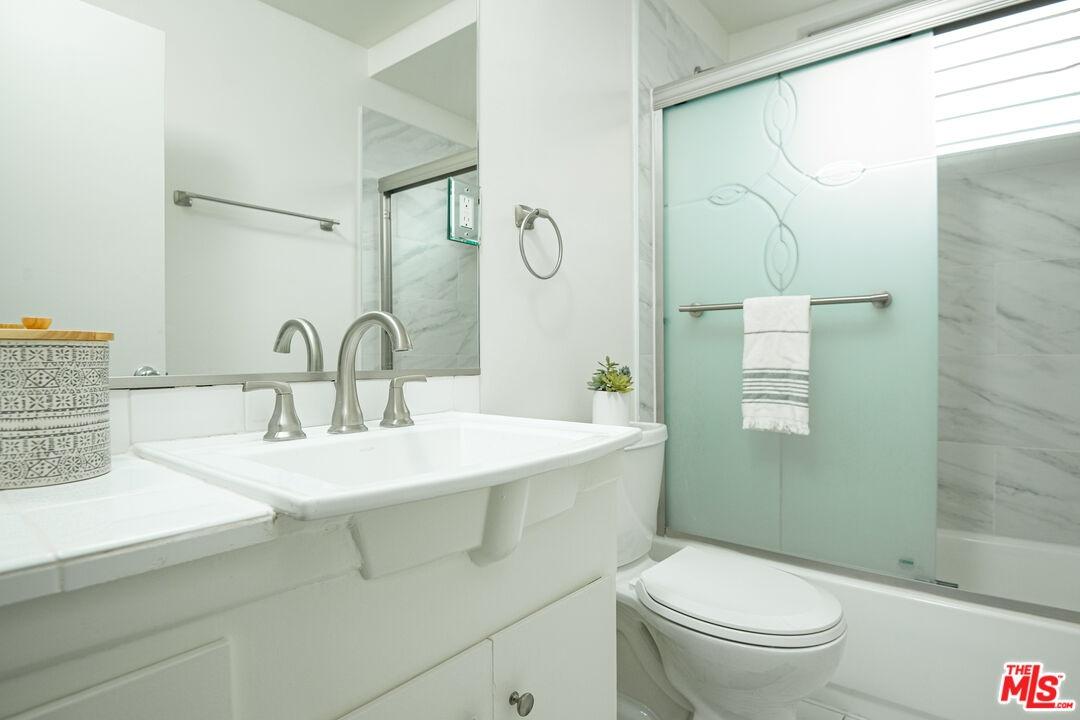 337 N Palm_bathroom