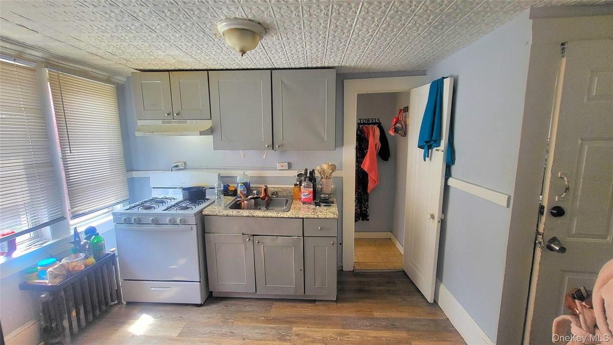 48 Conklin St APT 2  (second floor)