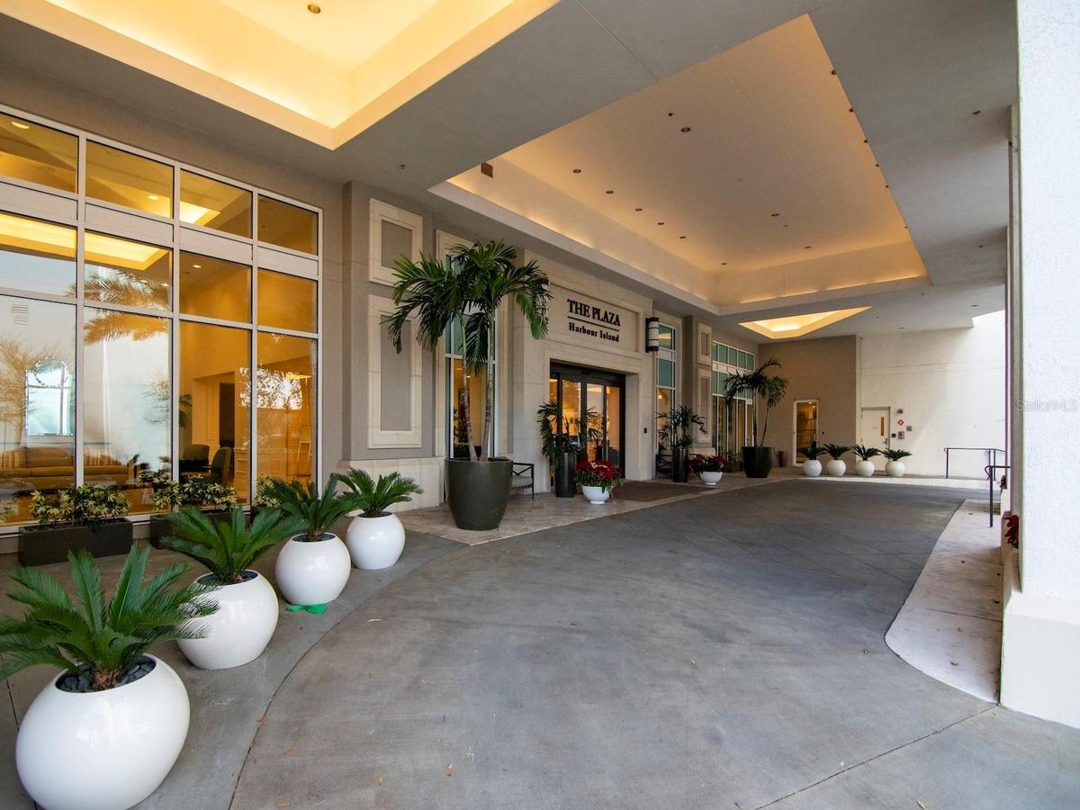 Porte A Corchere entrance with valet parking services