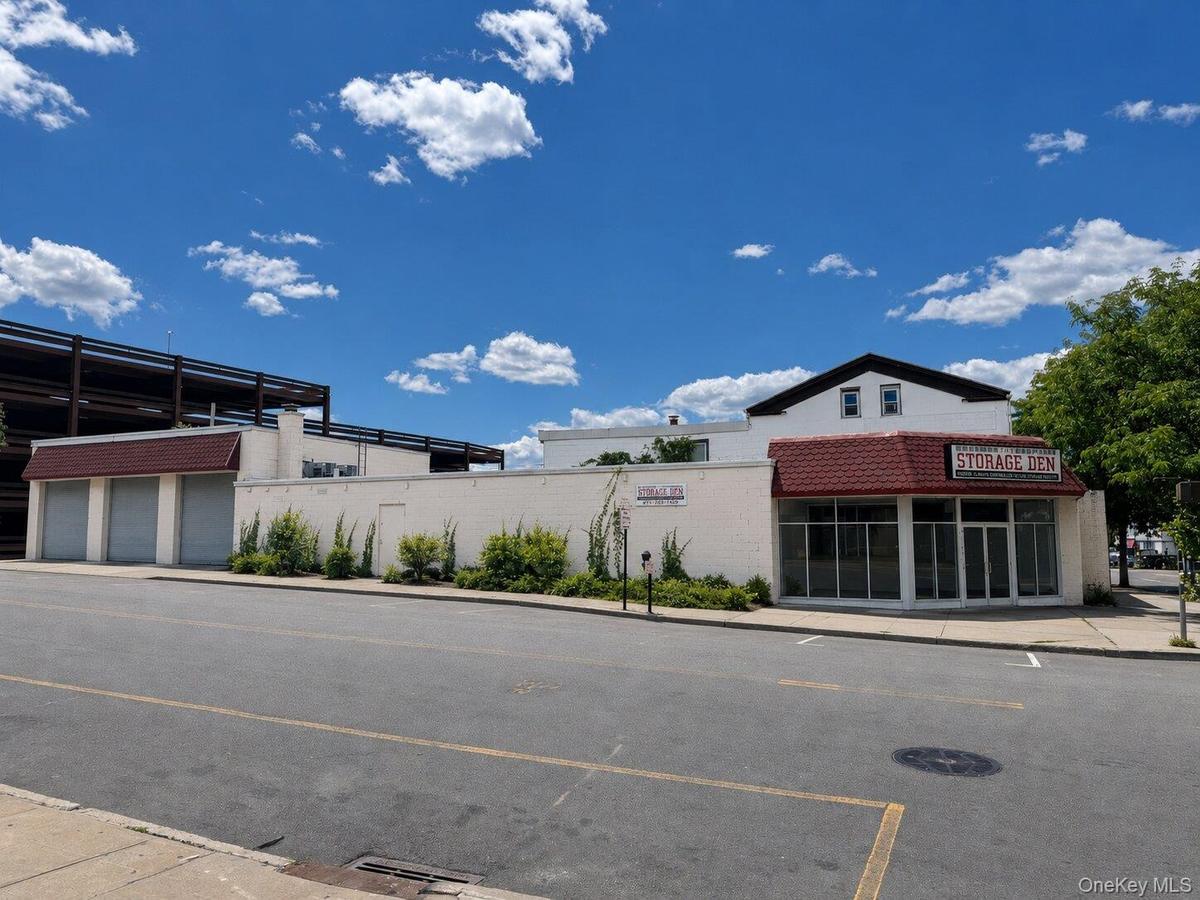 Versatile flex space in a prime location.