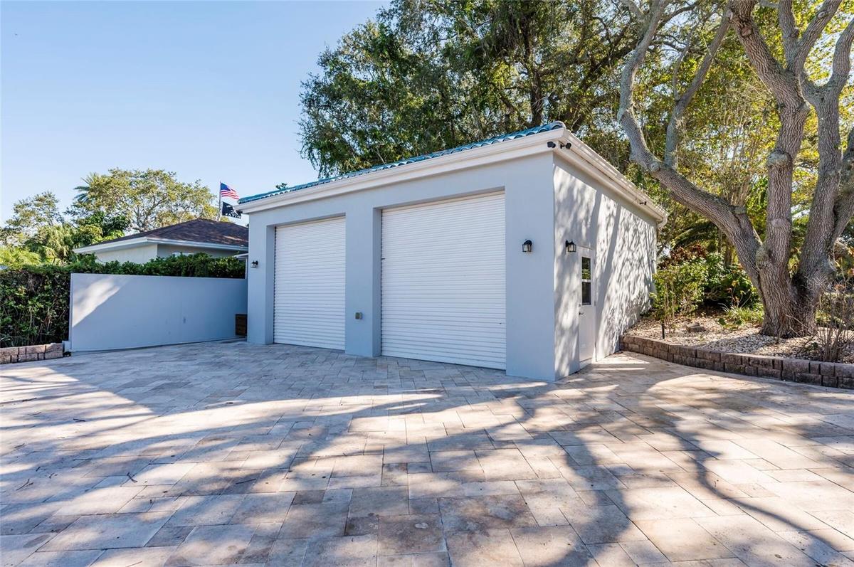 Detached Garage with Lift for 4 cars