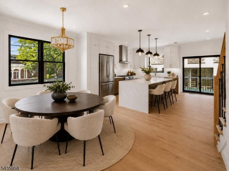 Eat-in Kitchen,Virtual Staged