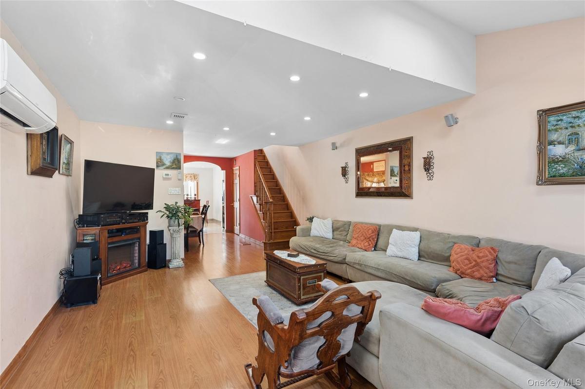 Living Room w Split AC
