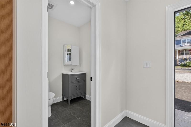 1/2 bath 1st fl/mud room