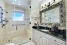 Guest bathroom ensuite
