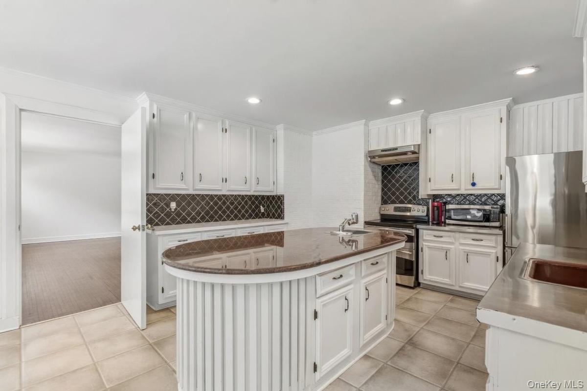 Eat-in Kitchen