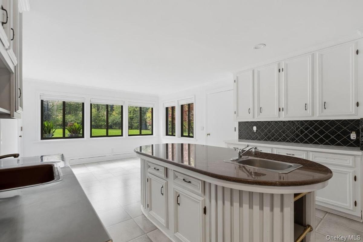 Eat-in Kitchen