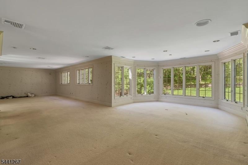 Primary bedroom w sitting area