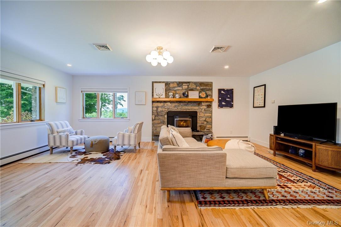 Plenty space for entertaining or relaxing!