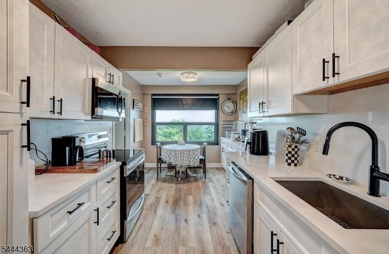 Eat-in Kitchen