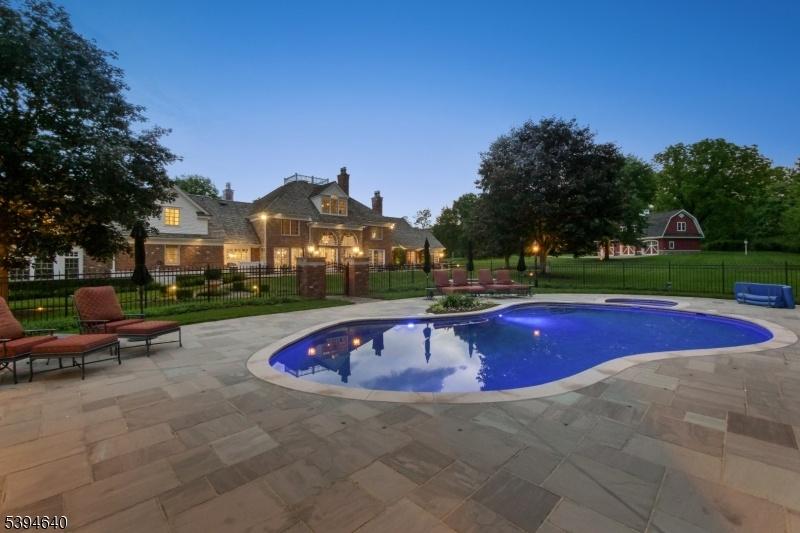 Spectacular Pool & Property