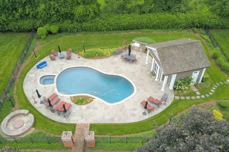 Spectacular Pool & Property