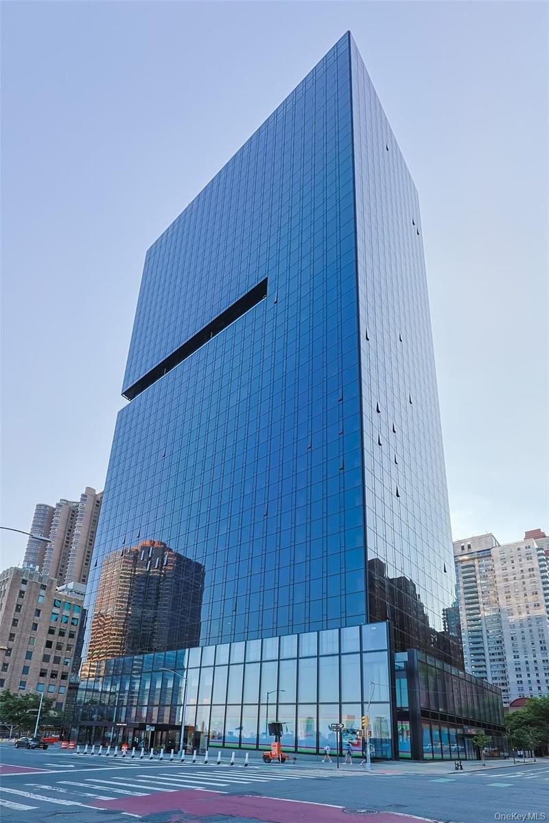 One United Nations Park is an iconic 43-story condominium tower located on First Avenue between East 39th and East 40th Streets. Positioned just south