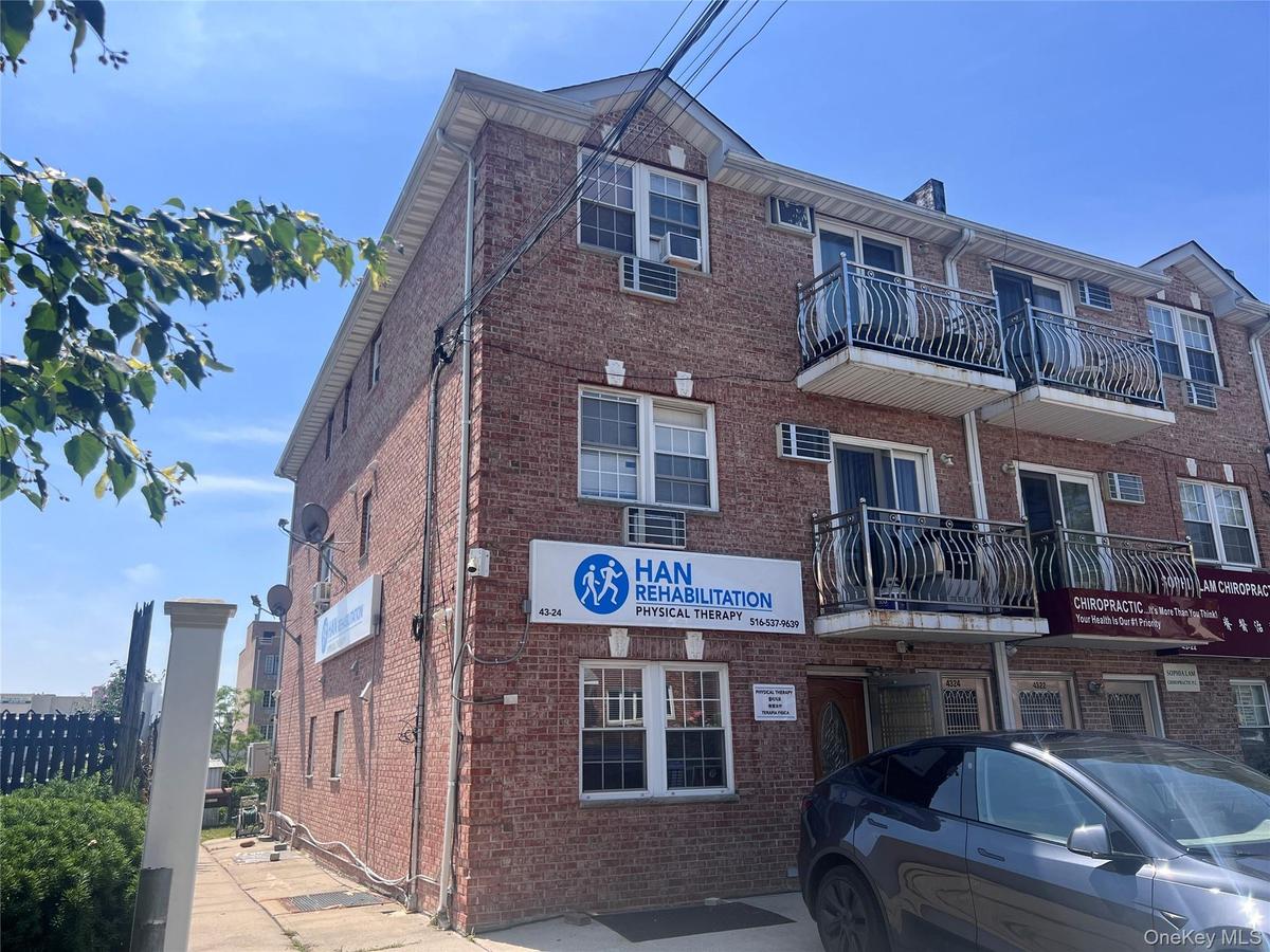 4 Family APT, Mixed use, high ceiling, separate entrance. 2 balconies