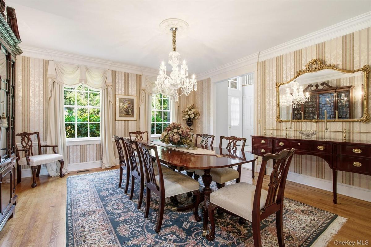 Spacious Dining area for Entertaining