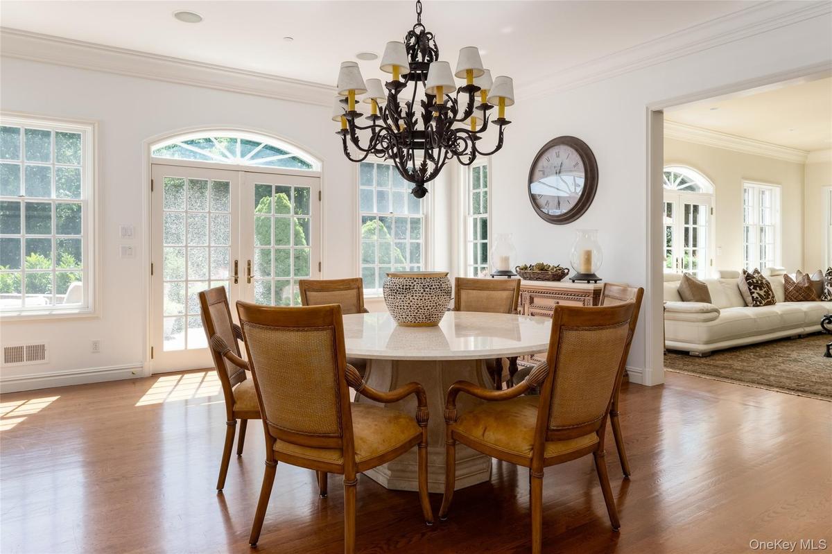 Breakfast Room wtih doors to patio