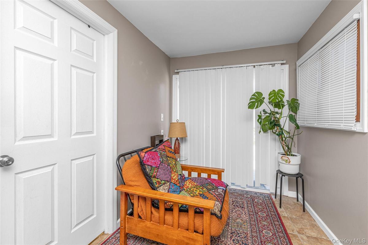 Sitting room with baseboards