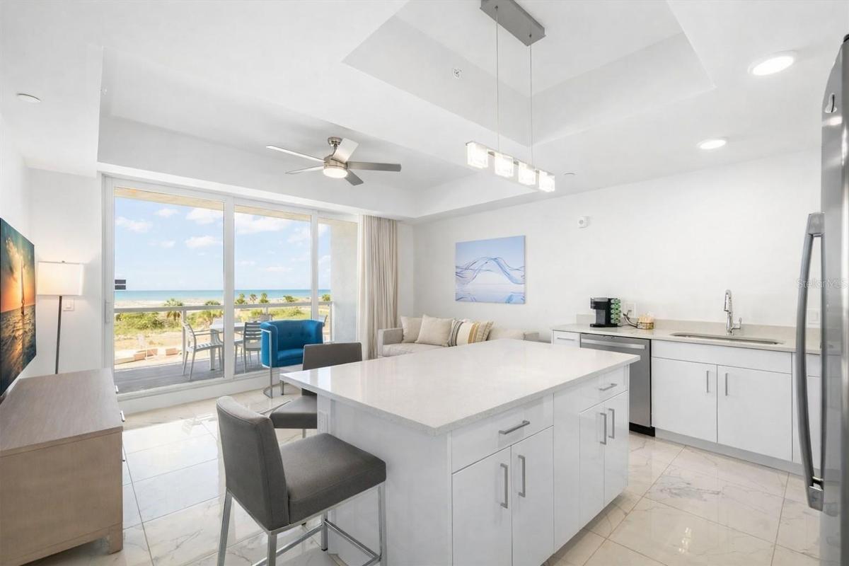 Low monthly fees ($792) include Cable TV, Building Insurance, Internet, Exterior Maintenance, Reserves, Grounds Maintenance, On-Site Manager, Pool Mai