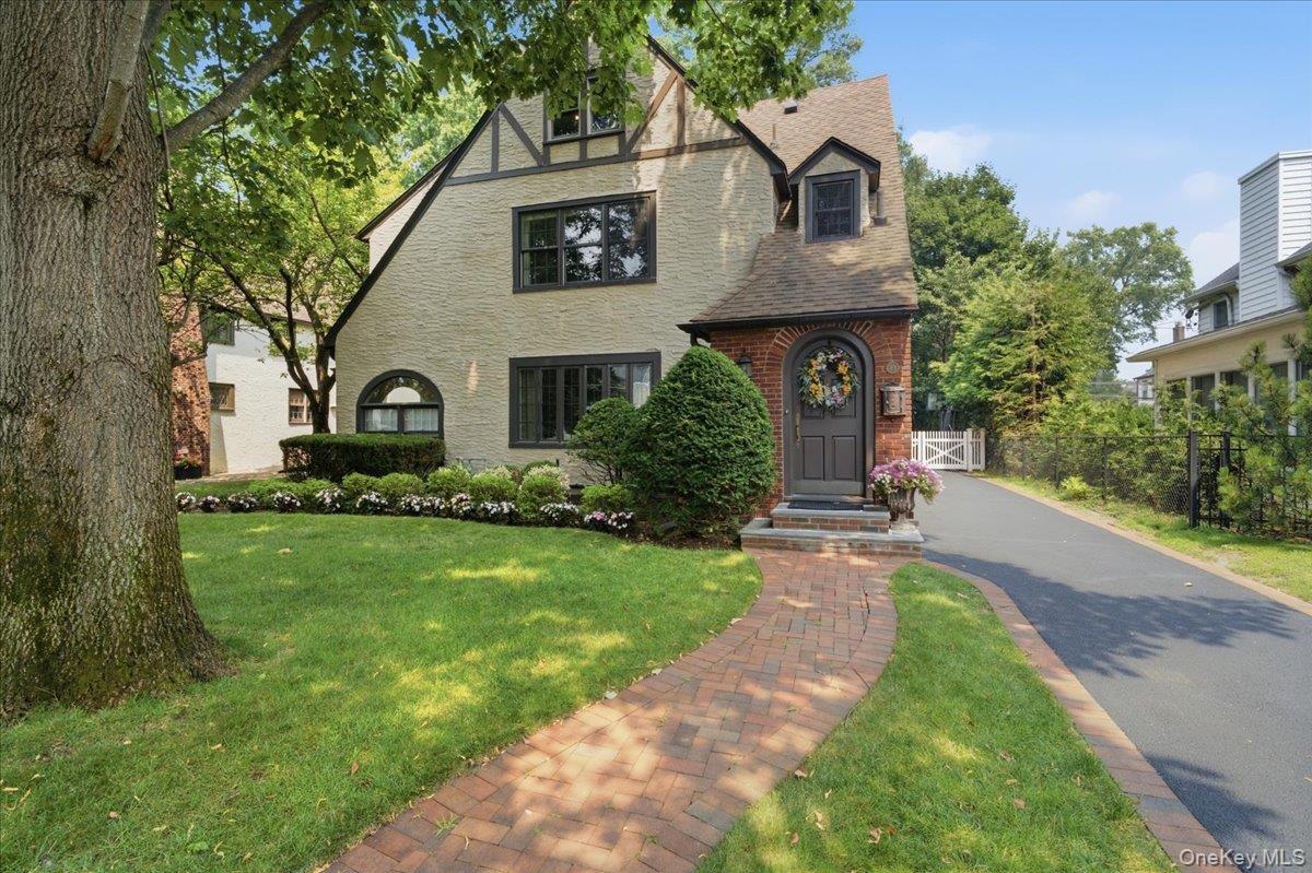 Welcome to 89 Poplar Street in Garden City.