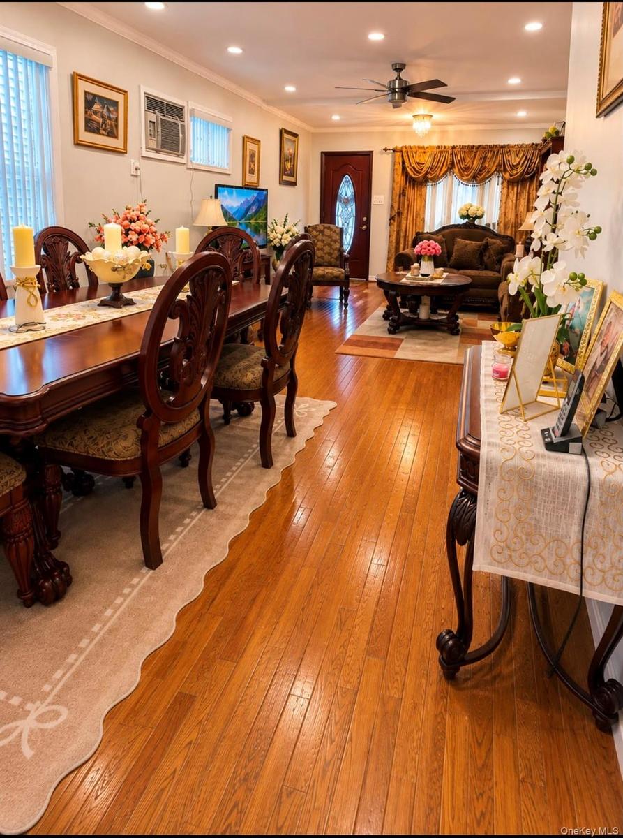 Living Room/Dining Area