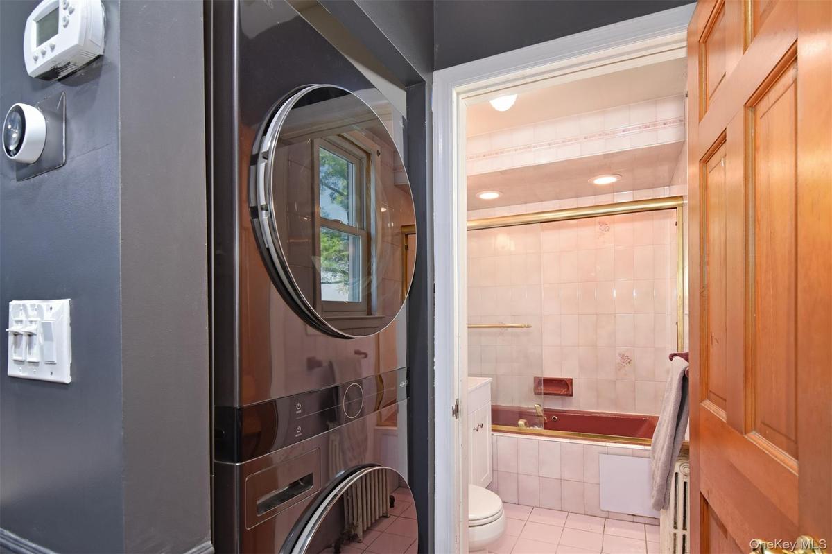 W/D in hall to Full Bathroom