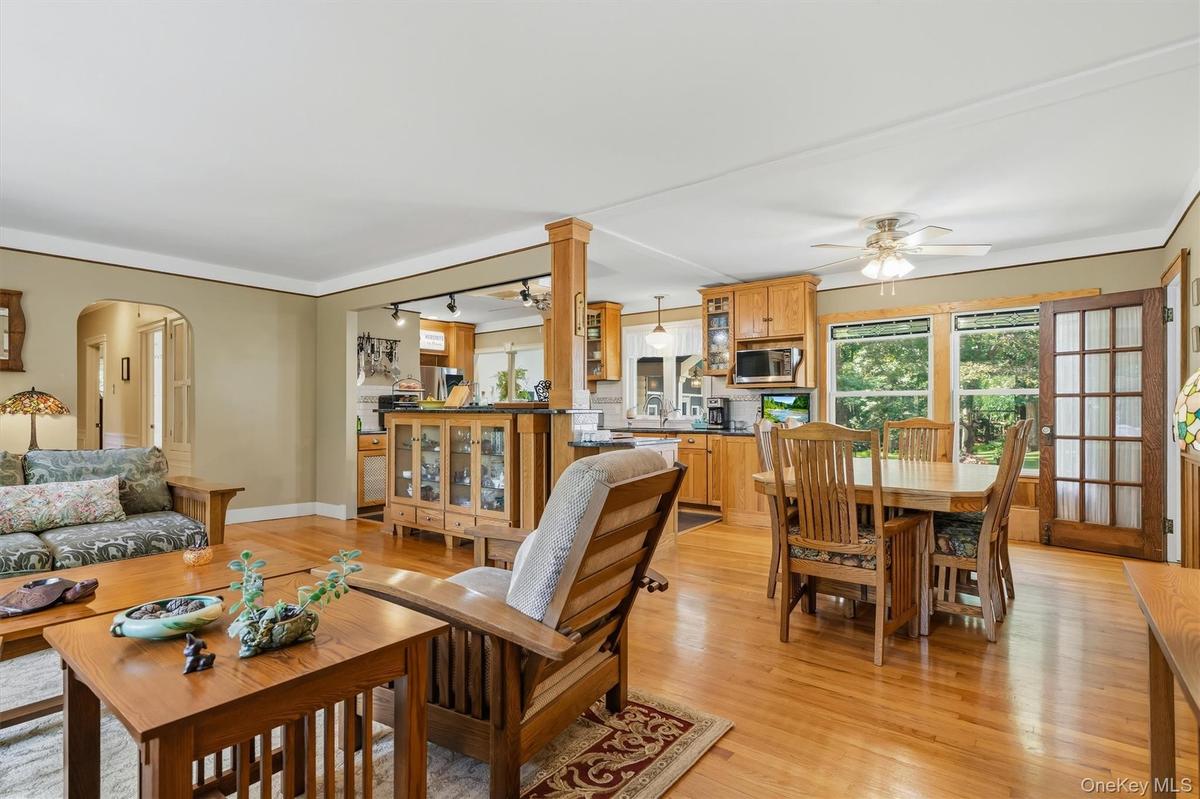 127 Hill Rd Living Room
