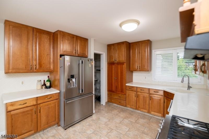 Beautiful cabinets & Lg Pantry