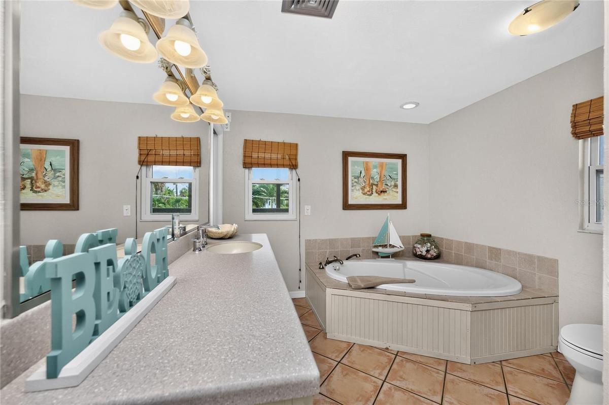 1120 Gulf Blvd - Main House - Suite 5 Primary Bathroom