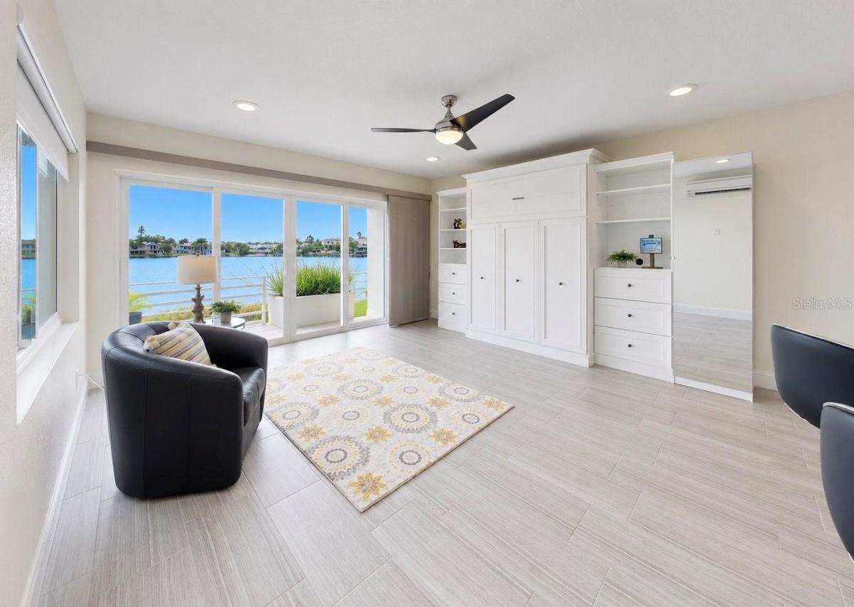 Ground floor suite Murphy Bed with closet space
