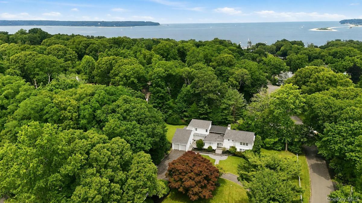 Private Huntington Bay Residence minutes to the Bay
