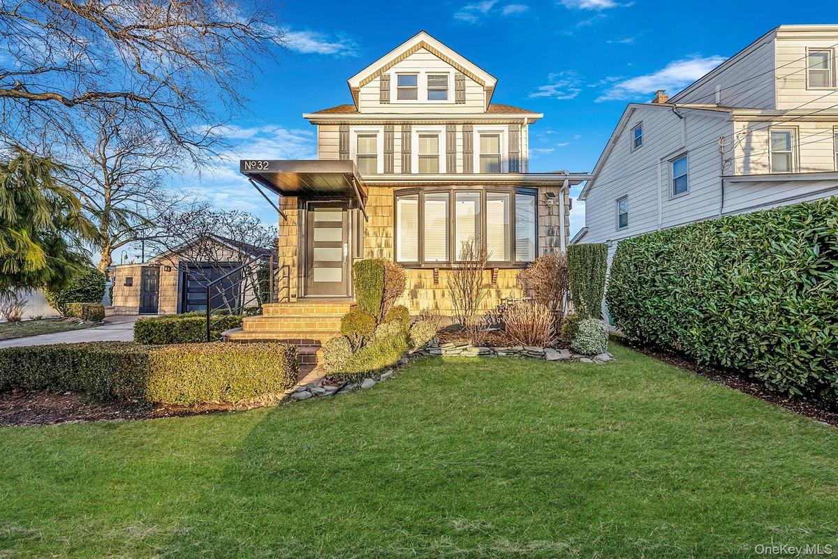 View of front of property featuring a front yard