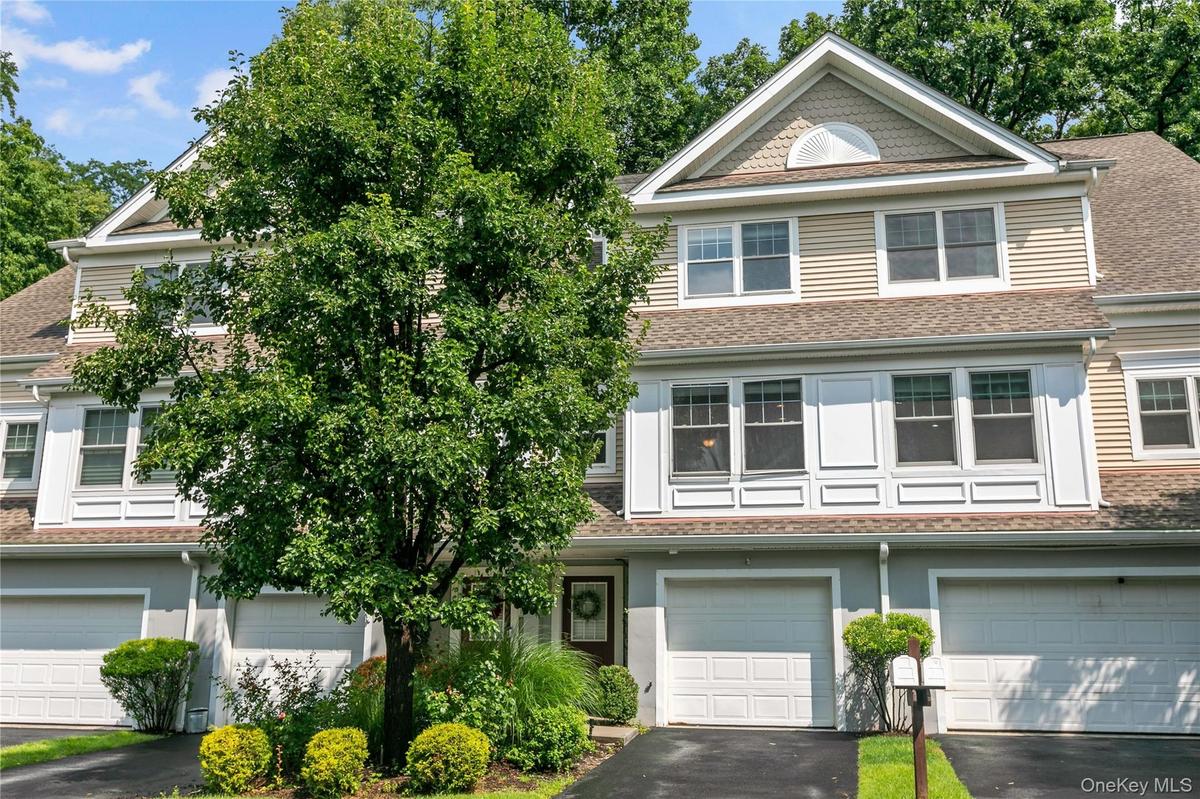 Welcome to this stunning Townhome at 138 Underhill.