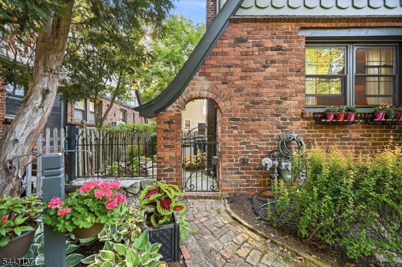 YARD ENTRANCE