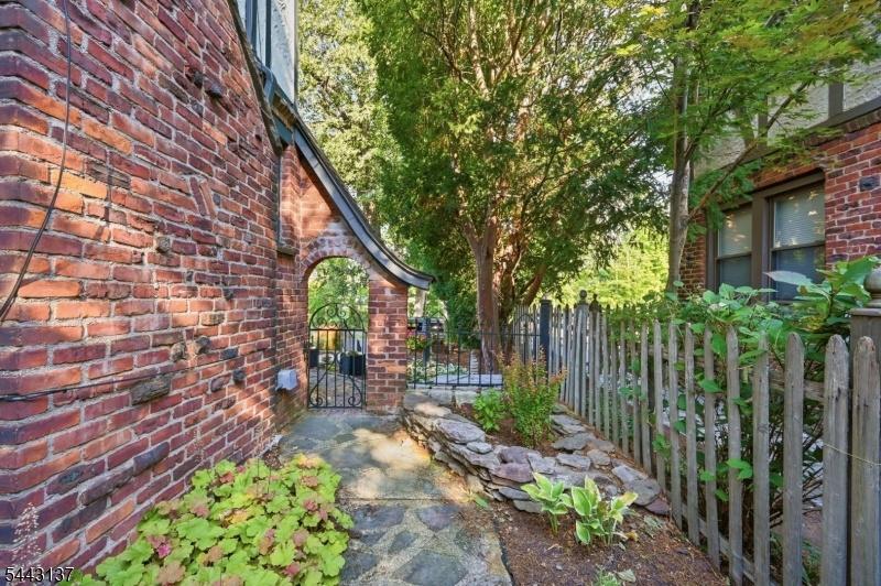 YARD ENTRANCE