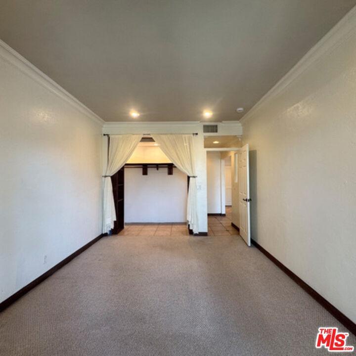Bedroom and Walkin Closet Unst