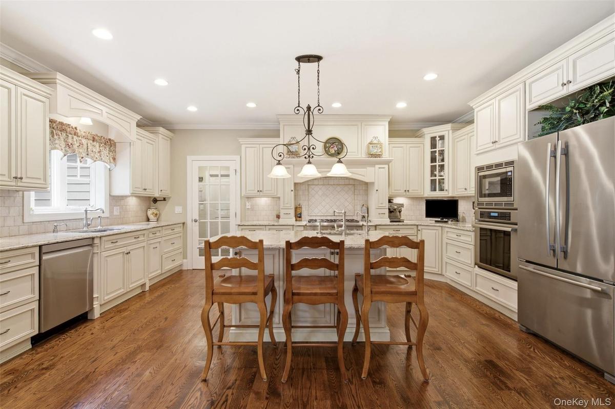 Hardwood floors, stainless appliances