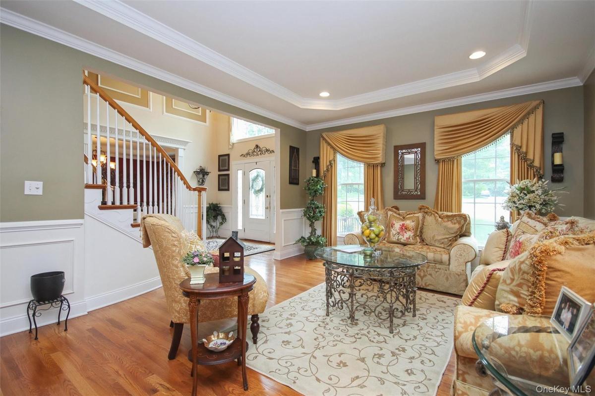 L/R w/ impressive architectural details