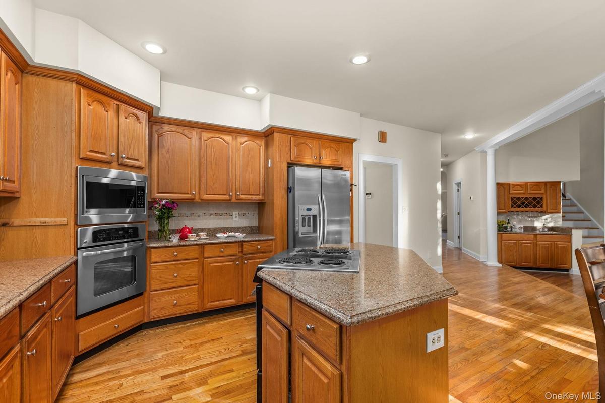 An lovely eat-in kitchen that seamlessly blends style and functionality.