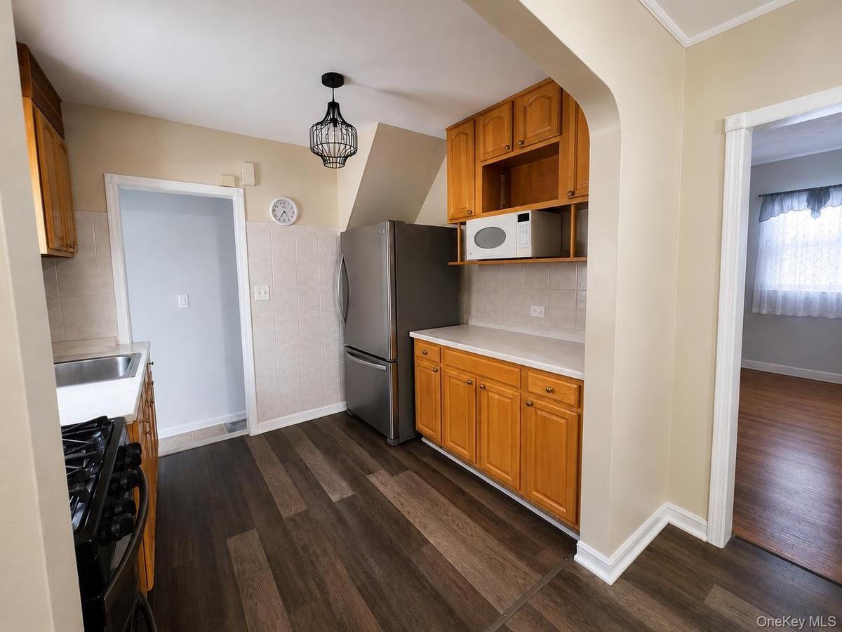 Virtually enhanced photo. Personal property and clutter have been digitally removed. Room dimensions and permanent features remain unchanged.