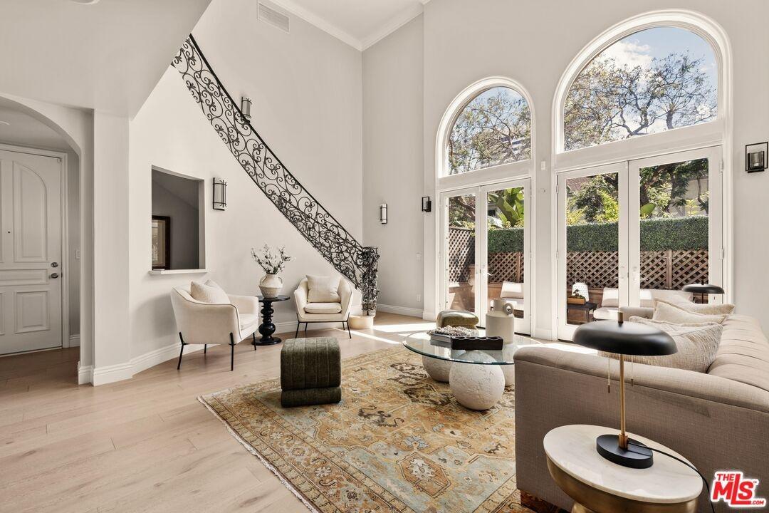 Living Room - Photo View 2