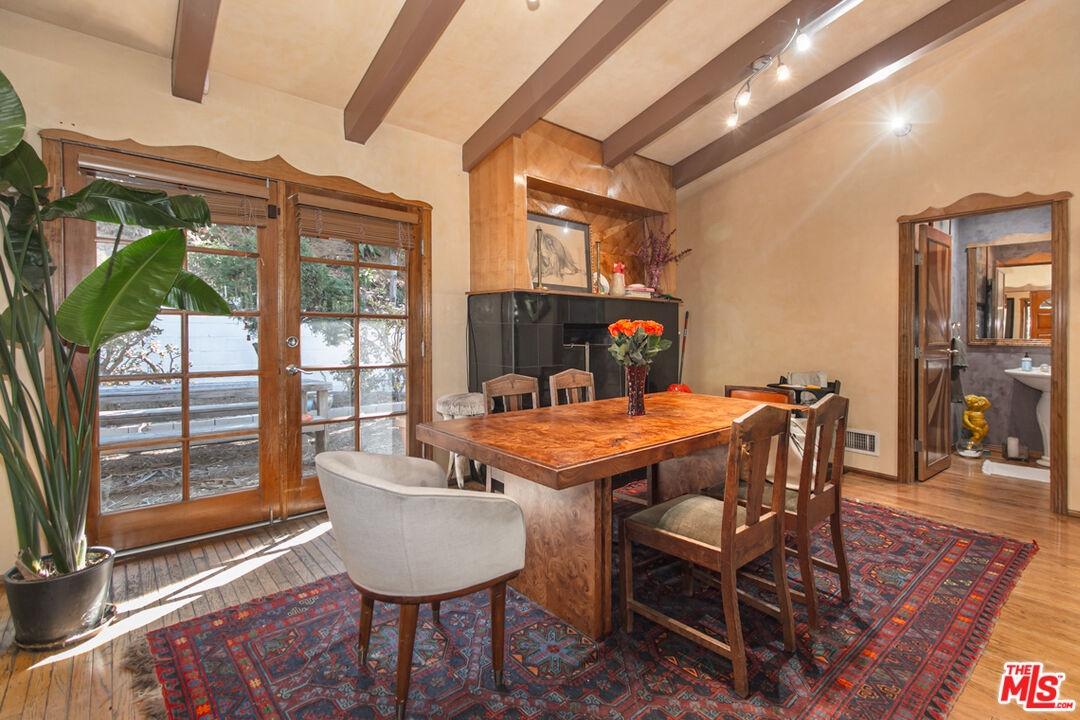 Dining area 1