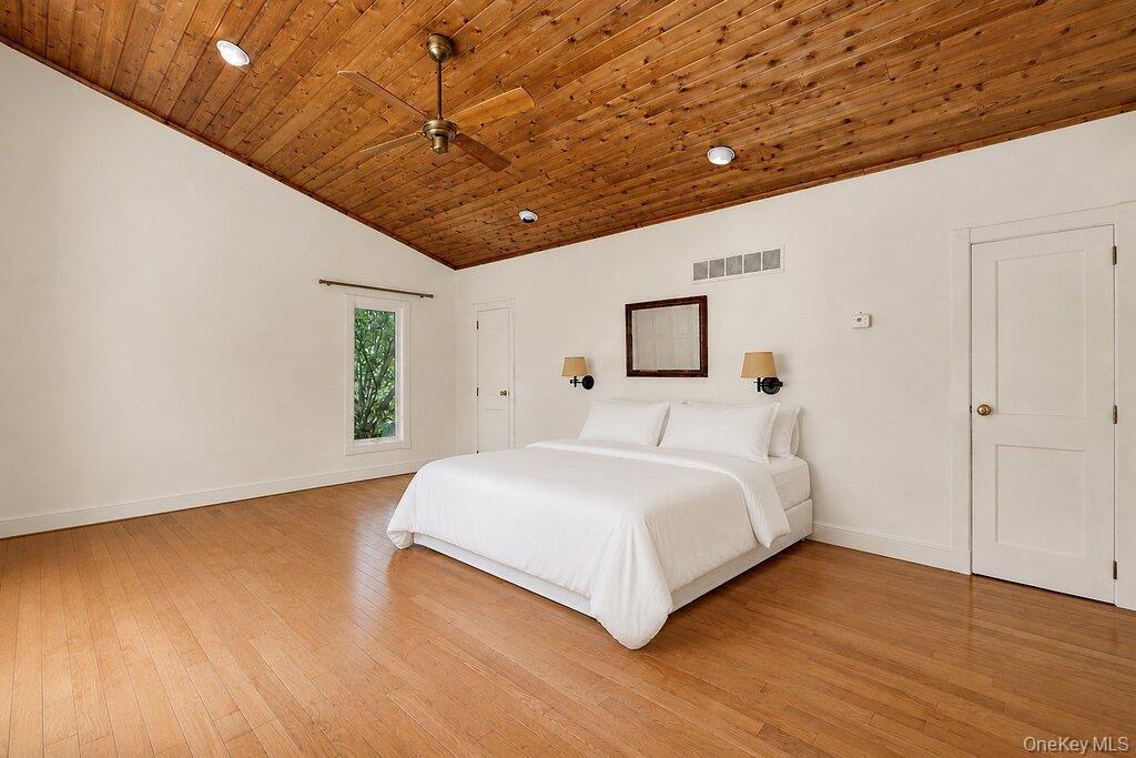 Spacious primary bedroom(virtually staged)