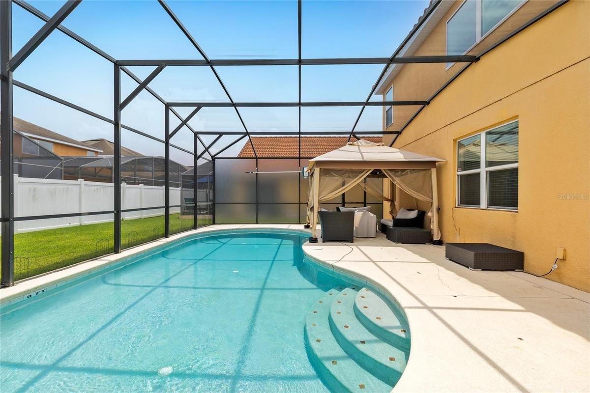 Screened Pool With Privacy Screens!