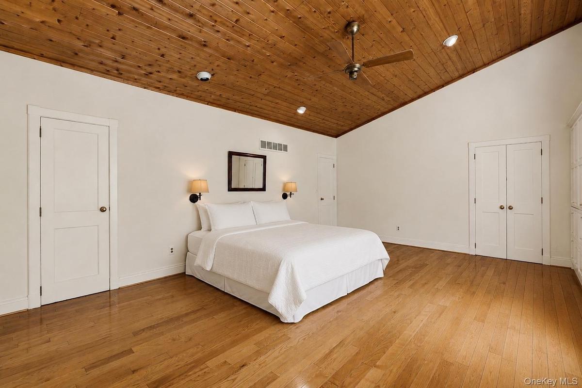 Spacious primary bedroom(virtually staged)