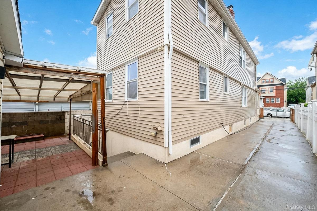 Side patio / driveway
