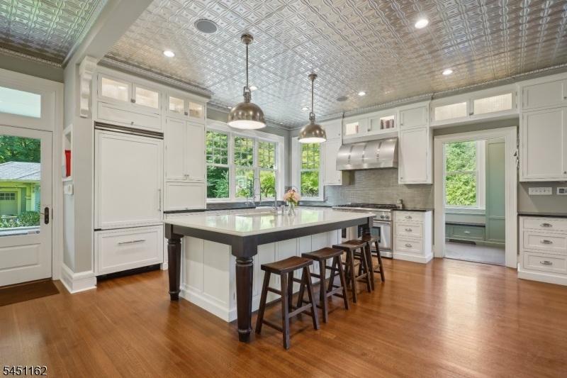 Eat-In Kitchen