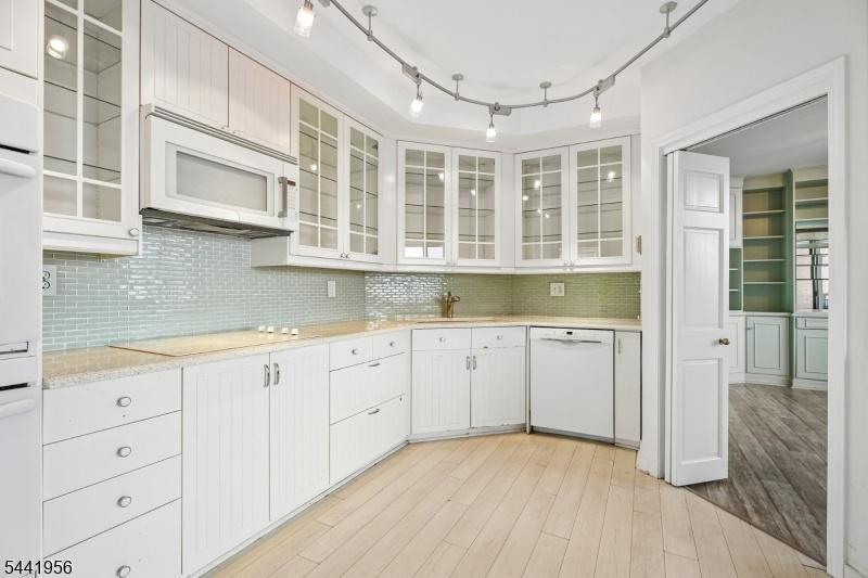 Eat-in Kitchen