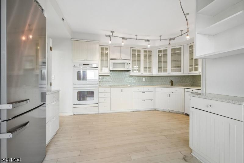 Eat-in Kitchen