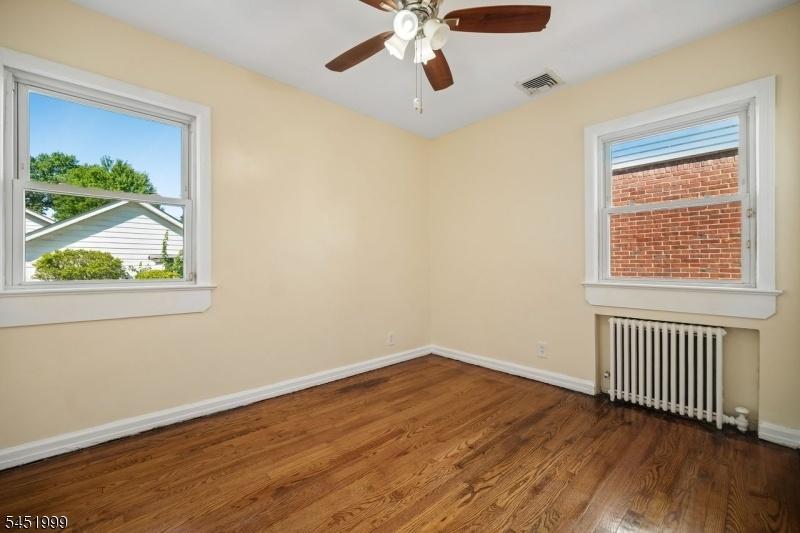 Bedroom 1 - view 1